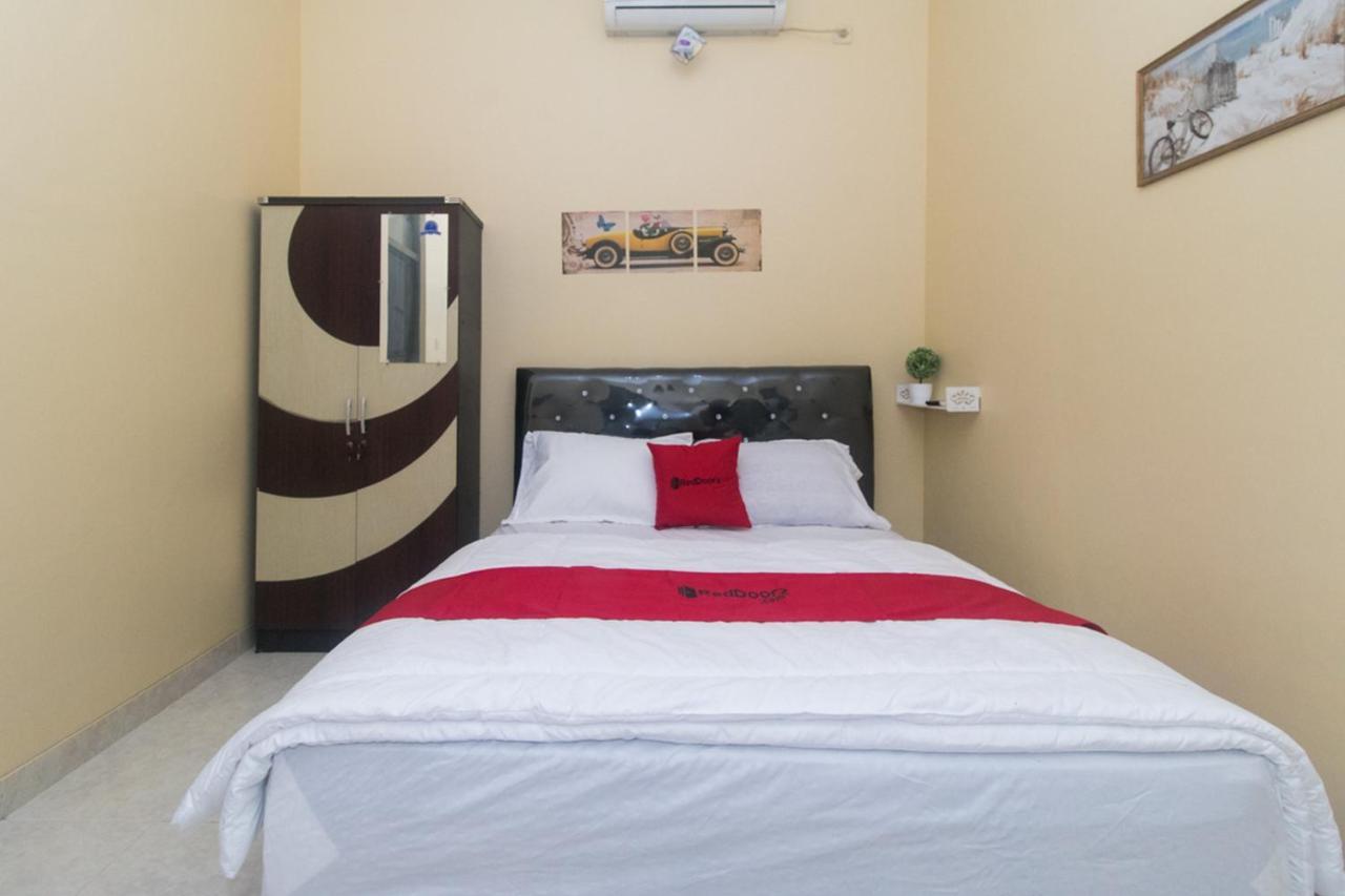 Hotel RedDoorz Syariah near Stasiun Madiun Exterior foto